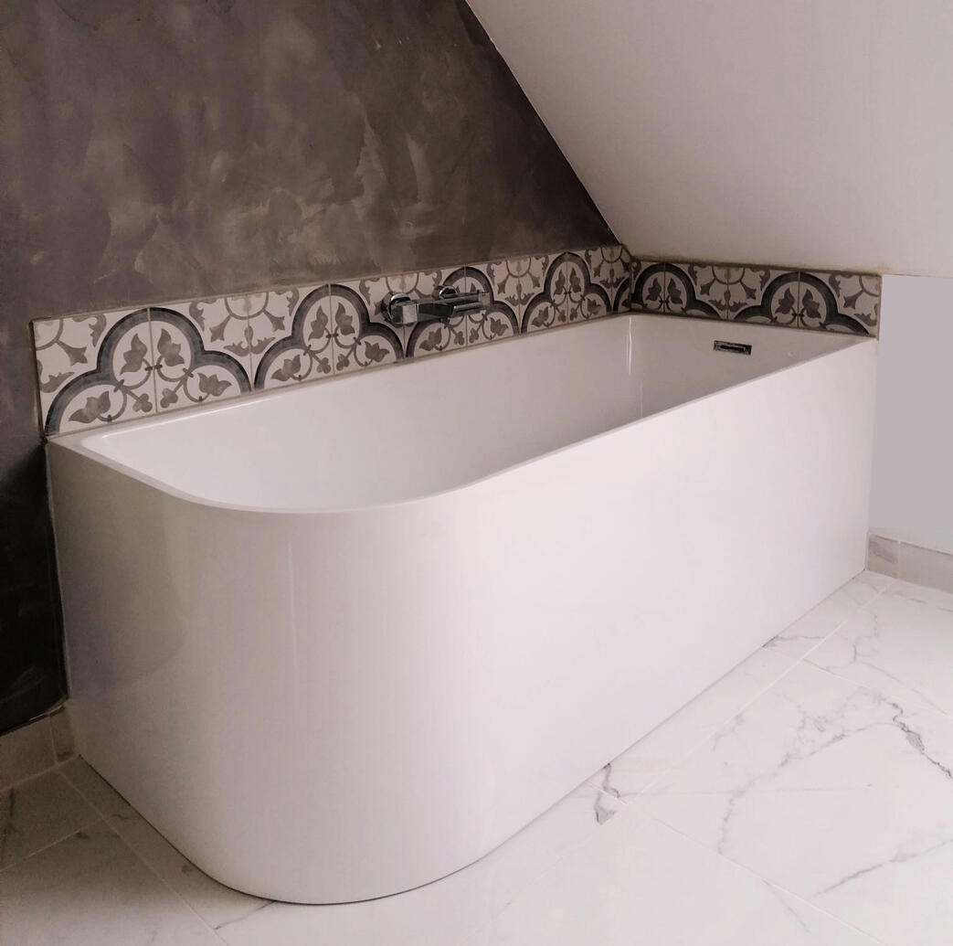 baignoire design avec rang de carreaux de ciment