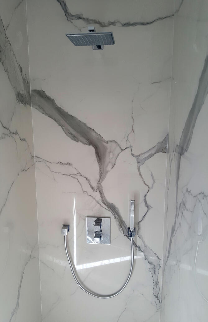 douche en marbre avec robinet encastré