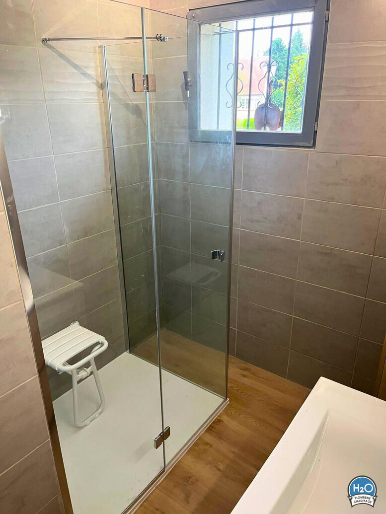 bac de douche extra plat antidérapant, salle de bain carrelée et siège escamotable