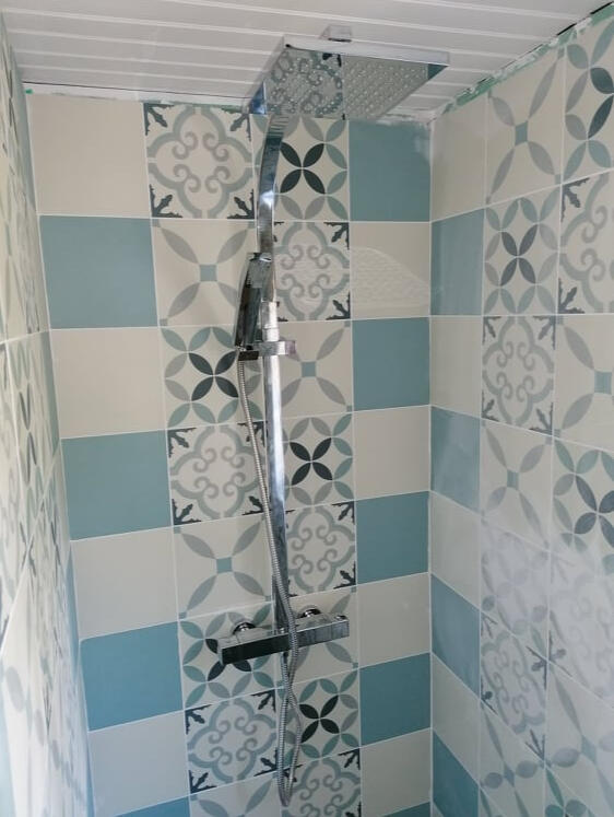 Robinetterie de douche et faïence en carreaux de ciment