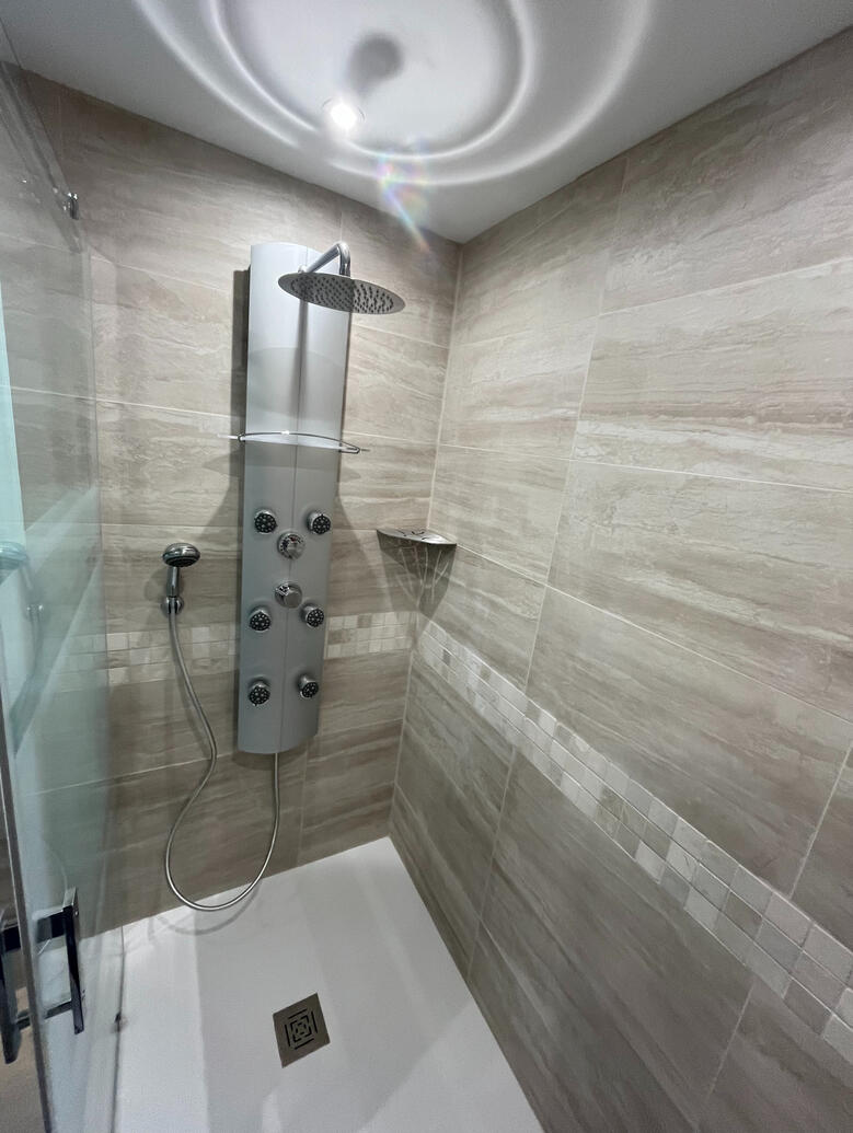 Robinetterie de douche et étagère