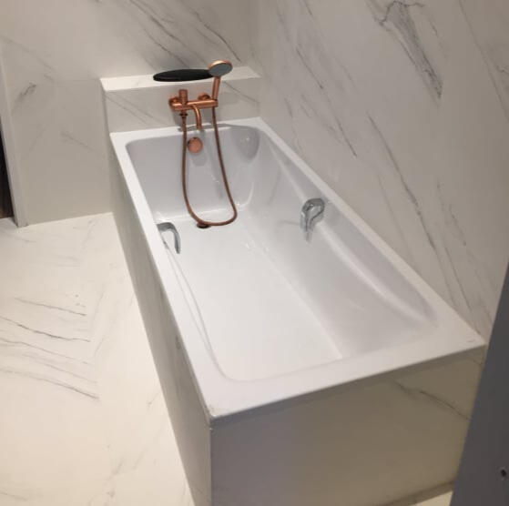 Baignoire et robinetterie coloris cuivre