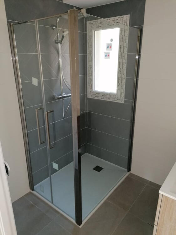 pose de paroi de douche dans une maison neuve