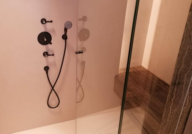 douche italienne avec robinetterie encastrée noire