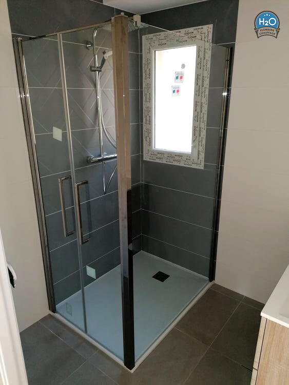 douche italienne 140 x 90cm avec paroi en verre et chromée