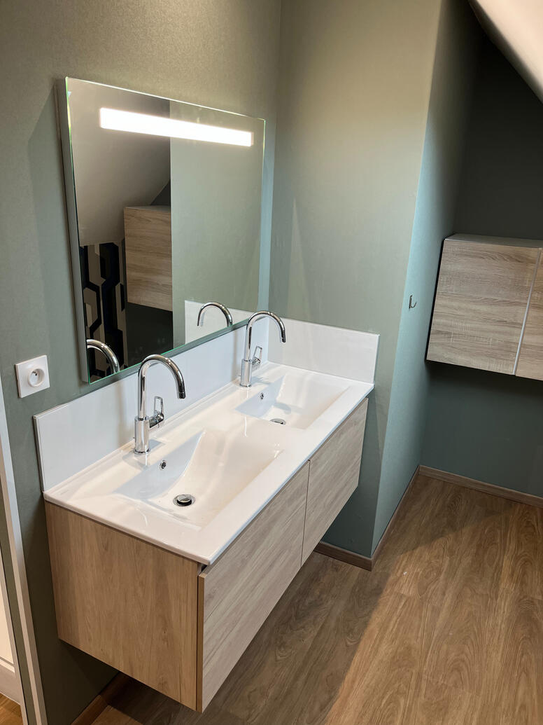 meuble vasque à tiroirs et miroir lumineux à LEDs