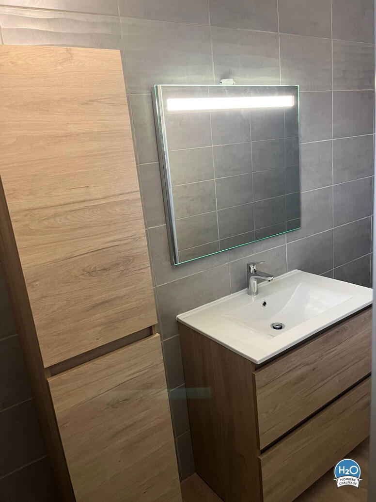 meuble vasque à tiroirs et miroir lumineux à LEDs